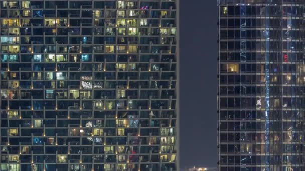 Grandes Janelas Brilhantes Edifícios Apartamentos Residenciais Modernos Timelapse Noite Fileiras — Vídeo de Stock