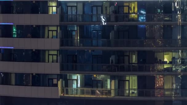 Grote Gloeiende Ramen Moderne Kantoor Woongebouwen Timelapse Nachts Rijen Van — Stockvideo
