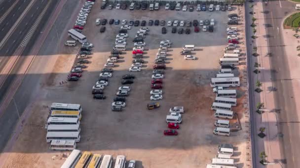 Widok Lotu Ptaka Parking Wieloma Samochodami Autobusami Rzędach Timelapse Przez — Wideo stockowe