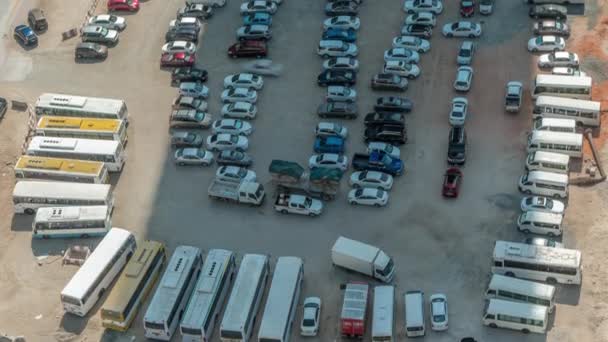 Αεροφωτογραφία Ενός Πάρκινγκ Πολλά Αυτοκίνητα Και Λεωφορεία Σειρές Timelapse Κατά — Αρχείο Βίντεο