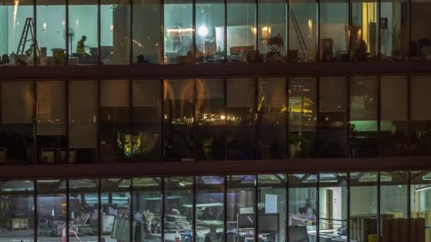 Великі Сяючі Вікна Сучасних Офісних Будівлях Розпадаються Вночі Рядах Вікон — стокове відео