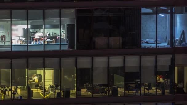 현대식 사무실 건물에 커다랗게 빛나는 창문들은 밤이면 시간이지 늘어선 창문들이 — 비디오