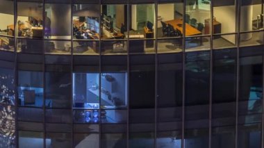 Modern ofis binalarındaki büyük parlayan pencereler geceleri zaman ayarlı, sıra sıra parlıyor. Finans merkezinde kuleler