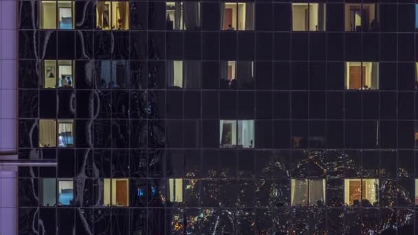 現代のオフィスや住宅の大きな輝く窓は夜にタイムラプスし 窓の光の列が輝きます — ストック動画