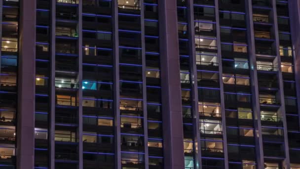 Grandes Ventanas Brillantes Oficinas Modernas Edificios Residenciales Timelapse Por Noche — Vídeo de stock