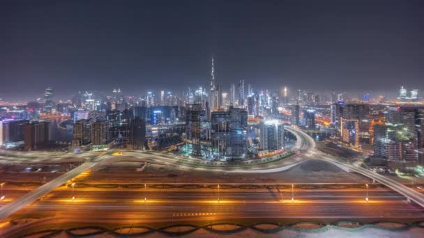 迪拜的全景天际线 通宵穿梭于商业区和商业区之间 许多现代摩天大楼的空中景观和卡迪尔路上繁忙的交通 月球落山和灯光 — 图库视频影像
