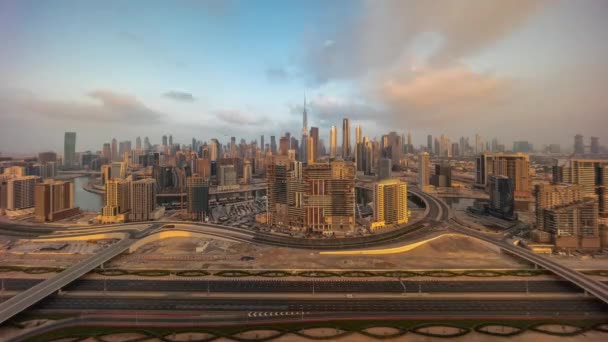 迪拜的全景天际线与商业区和商业区的上午时间过去了 日出时许多有阳光反射的现代摩天大楼的空中景观 大不列颠及北爱尔兰联合王国 — 图库视频影像
