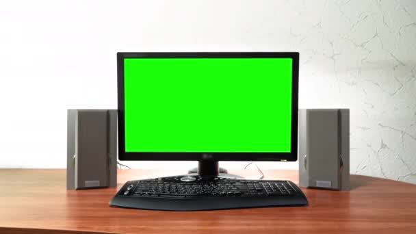 Computer Green Screen Monitor Standing Desk Office Timelapse Hyperlapse Forward — Vídeo de stock
