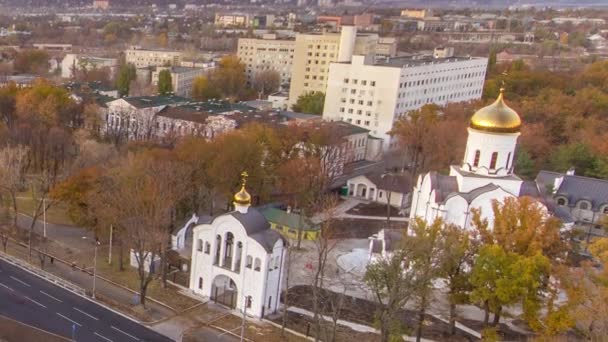 空中风景与公路交通天景日日夜夜变换全景时间过去 哈尔科夫市从上往下 以莫斯科大道为新重建的公路和住宅区为背景 — 图库视频影像