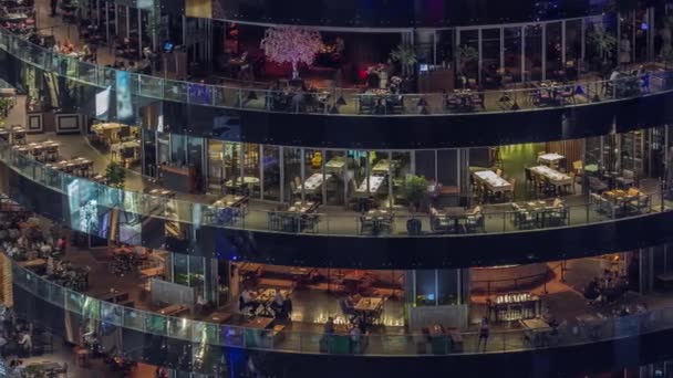 Дубайская Гавань Освещённое Здание Различными Ресторанами Каждом Этаже Люди Сидящие — стоковое видео