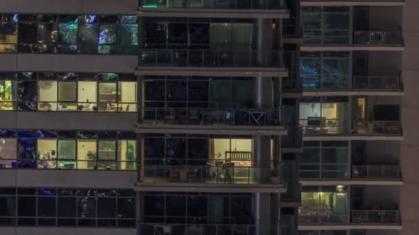 Вікна Світяться Сучасних Житлових Будинках Вночі Багаторівневі Хмарочоси Освітленими Кімнатами — стокове відео