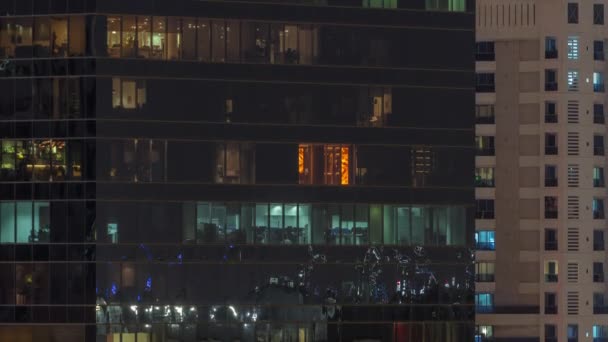 夜幕降临时 公寓楼和办公室的窗户 房屋窗户发出的光 城市的夜景 房间明亮 — 图库视频影像