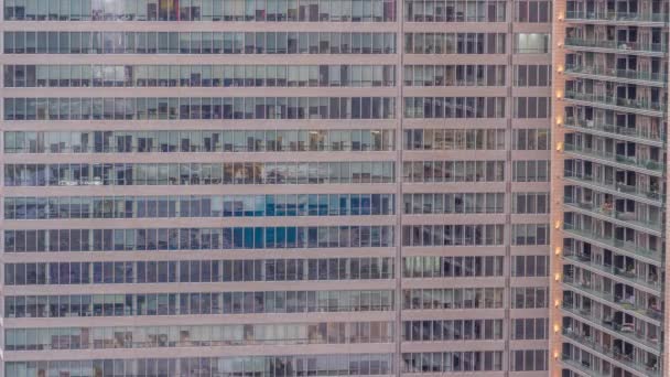 Fenster Von Bürogebäuden Wechseln Tag Und Nacht Das Licht Aus — Stockvideo