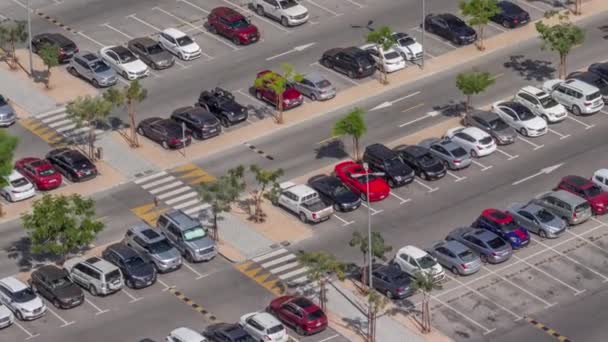 多くの車が移動し タイムラプスの外で忙しい駐車場を表示します ショッピングモール近くのタクシーで上からの空中景色 — ストック動画