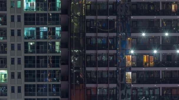 Nachtzicht Van Buitenkant Appartement Kleurrijke Gebouw Timelapse Hoge Wolkenkrabber Met — Stockvideo