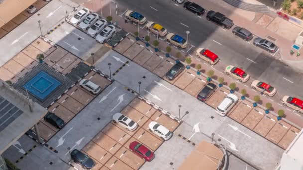 Apartman Binalarının Yakınındaki Otoparkın Hava Görüntüsü Tüm Gün Boyunca Sürüyor — Stok video