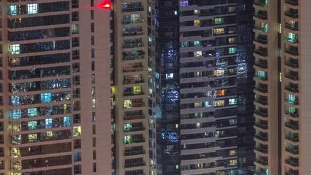 Світло Багатьох Вікнах Сучасних Веж Зовнішній Вигляд Багатоквартирних Будинків Вночі — стокове відео