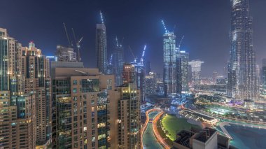 Dubai şehir merkezinin panoraması. Modern gökdelenleri ve gökdelenleri olan şehir silueti ve yukarıdan inşa alanı