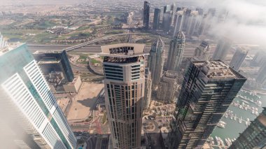 JLT hava sahasındaki gökdelenleri sis kapladı. Akşam saatlerinde Dubai marina kulelerinden golf sahası ve karayolu trafiği olan en iyi manzara.