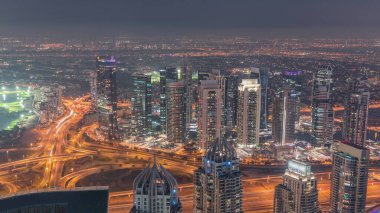 Şeyh Zayed Yolu yakınlarındaki JLT ve Dubai marina gökdelenleri. Konut binaları ve otoyol kavşağındaki trafik