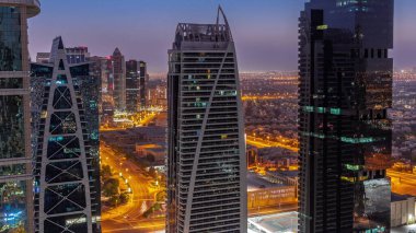 Dubai çok amaçlı emtia merkezi karma kullanım bölgesinin bir parçası olan JLT hava sahasındaki uzun konut binaları. Arka planda villalar ve yol trafiği