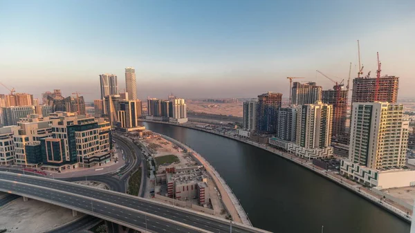 ドバイ アラブ首長国連邦のビジネスベイ航空夕方の高層ビルや塔 夕暮れ時の運河の上からのパノラマビュー — ストック写真
