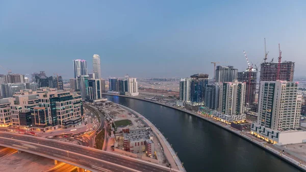 在阿拉伯联合酋长国迪拜 商业湾空中的摩天大楼和塔楼日以继夜地过渡 日落后的全景全景与运河 — 图库照片