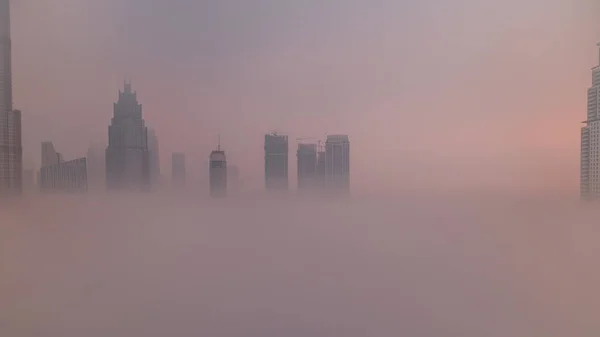 Letecký Pohled Ranní Mlha Pokryla Dubaj Mezinárodní Finanční Centrum Okresu — Stock fotografie