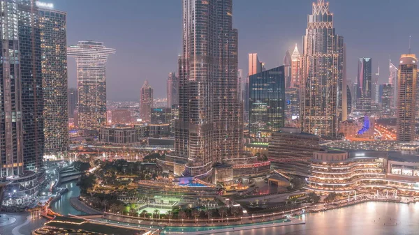 迪拜市区从天到晚的空中交通 未来派城市的天际线 上面有明亮的摩天大楼和喷泉 — 图库照片