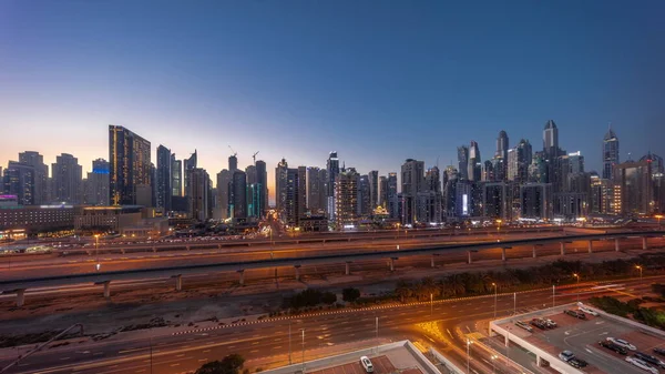 迪拜码头的全景最高的摩天大楼街区白天到夜晚的过渡 Jlt区至公路附近公寓楼 酒店和办公大楼的空中景观 — 图库照片