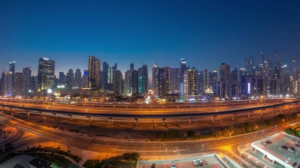ドバイ マリーナの高層ビルやシェイク ザイード通りのパノラマ 日没後の近代的な塔の近くの高速道路での交通 アラブ首長国連邦 — ストック写真