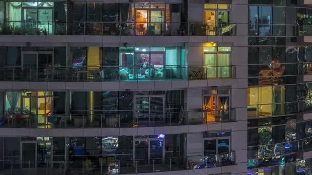 Çok Katlı Binaların Pencerelerinde Çok Renkli Işıktan Oluşan Düz Bir — Stok video