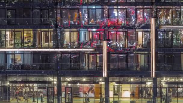 Çok Katlı Binaların Parlayan Panoramik Pencerelerinde Çok Renkli Işıktan Oluşan — Stok video