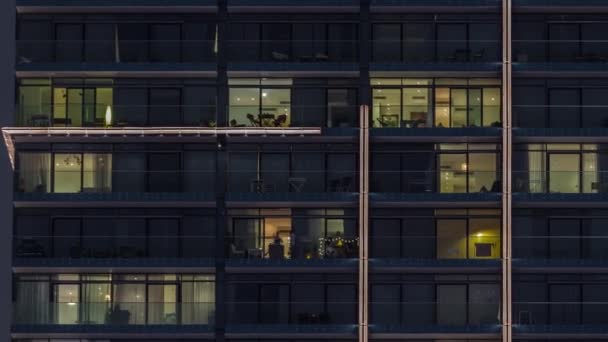 Плоска Нічна Панорама Різнокольорового Світла Багатьох Панорамних Вікнах Багатоповерхових Будівель — стокове відео