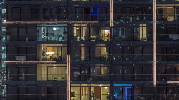 マルチ階建ての建物のパノラマの窓の多色光のフラット夜のパノラマ空中タイムラプス 大都市の照明付きガラス超高層ビル — ストック動画