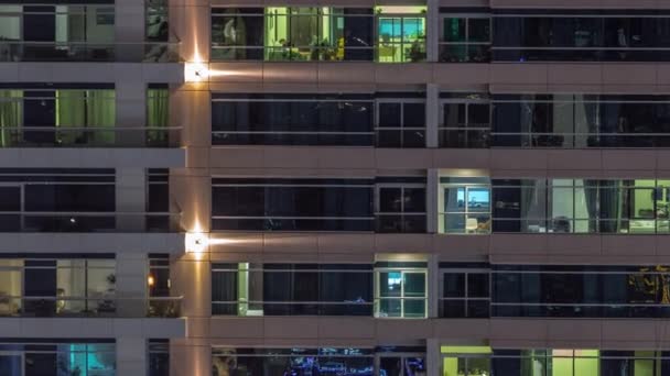 Panorama Noturno Plano Luz Multicolorida Janelas Edifícios Vários Andares Cronometragem — Vídeo de Stock