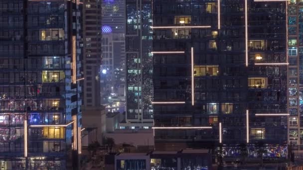 건물의 창문을 깜박이는 다세포 파노라마 대도시에 — 비디오