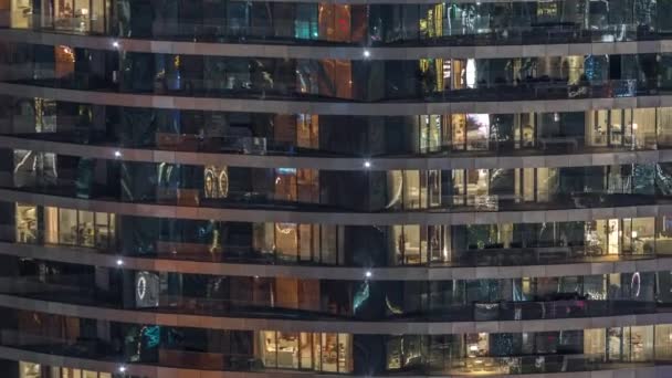 Buitenaanzicht Van Ramen Appartementen Van Een Hoge Klasse Toren Nachts — Stockvideo