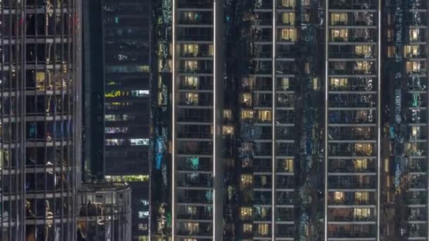 Ablakok Fényei Modern Torony Épületeiben Elhalványulnak Éjszaka Többszintes Felhőkarcolók Megvilágított — Stock videók