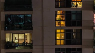 Gece saatlerinde apartmanın pencereleri, aydınlatılmış evlerin ışıkları. Evet. Parlayan gökdelenlerin kentsel manzarası