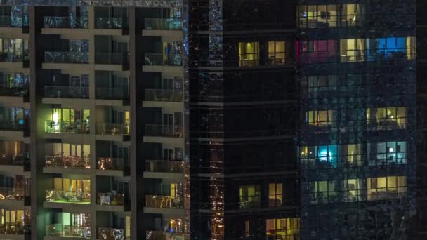 Las Ventanas Del Edificio Apartamentos Por Noche Timelapse Luz Las — Vídeos de Stock