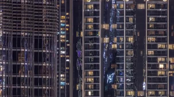 Nachtzicht Van Vele Gloeiende Ramen Appartementengebouw Timelapse Hoge Wolkenkrabber Met — Stockvideo