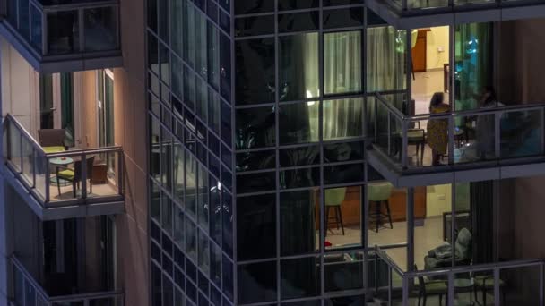 Νυχτερινή Άποψη Του Λαμπερό Πανοραμική Παράθυρα Στο Timelapse Πολυκατοικία Ουρανοξύστης — Αρχείο Βίντεο