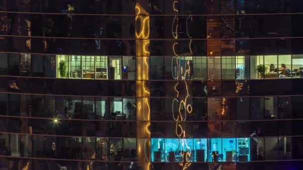 Kontorsfönster Glaserad Skyskrapa Glöd Natten Med Stadens Ljus Reflektion Antenn — Stockvideo