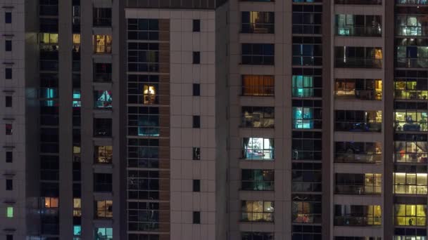 Janelas Apartamento Arranha Céu Envidraçado Brilham Noite Com Luzes Cidade — Vídeo de Stock