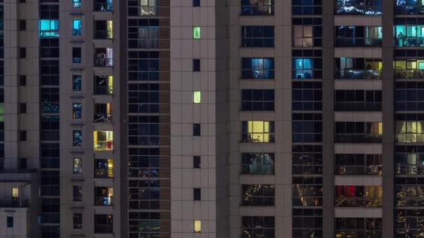 Gece Karanlığında Parlayan Gökdelen Dairesinin Camları Şehrin Işıklarını Yansıtıyor Balkonları — Stok video