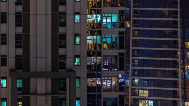 Okna Mieszkania Przeszklone Blask Drapacza Chmur Nocy Oświetleniem Miasta Odbicie — Wideo stockowe