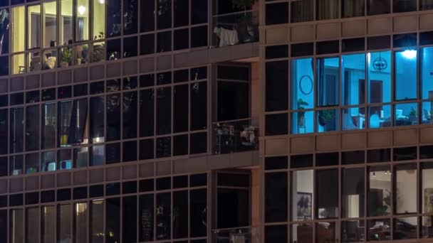 Γεμάτο Από Φωτεινά Πανοραμικά Παράθυρα Στους Ουρανοξύστες Νύχτα Στη Σύγχρονη — Αρχείο Βίντεο