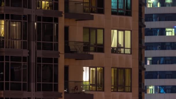 Plný Světlých Oken Mrakodrapech Noci Moderním Městském Čase Zářící Osvětleníobytných — Stock video