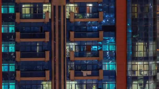 Vista Aérea Nocturna Fachada Ventana Del Edificio Apartamentos Cristal Con — Vídeo de stock